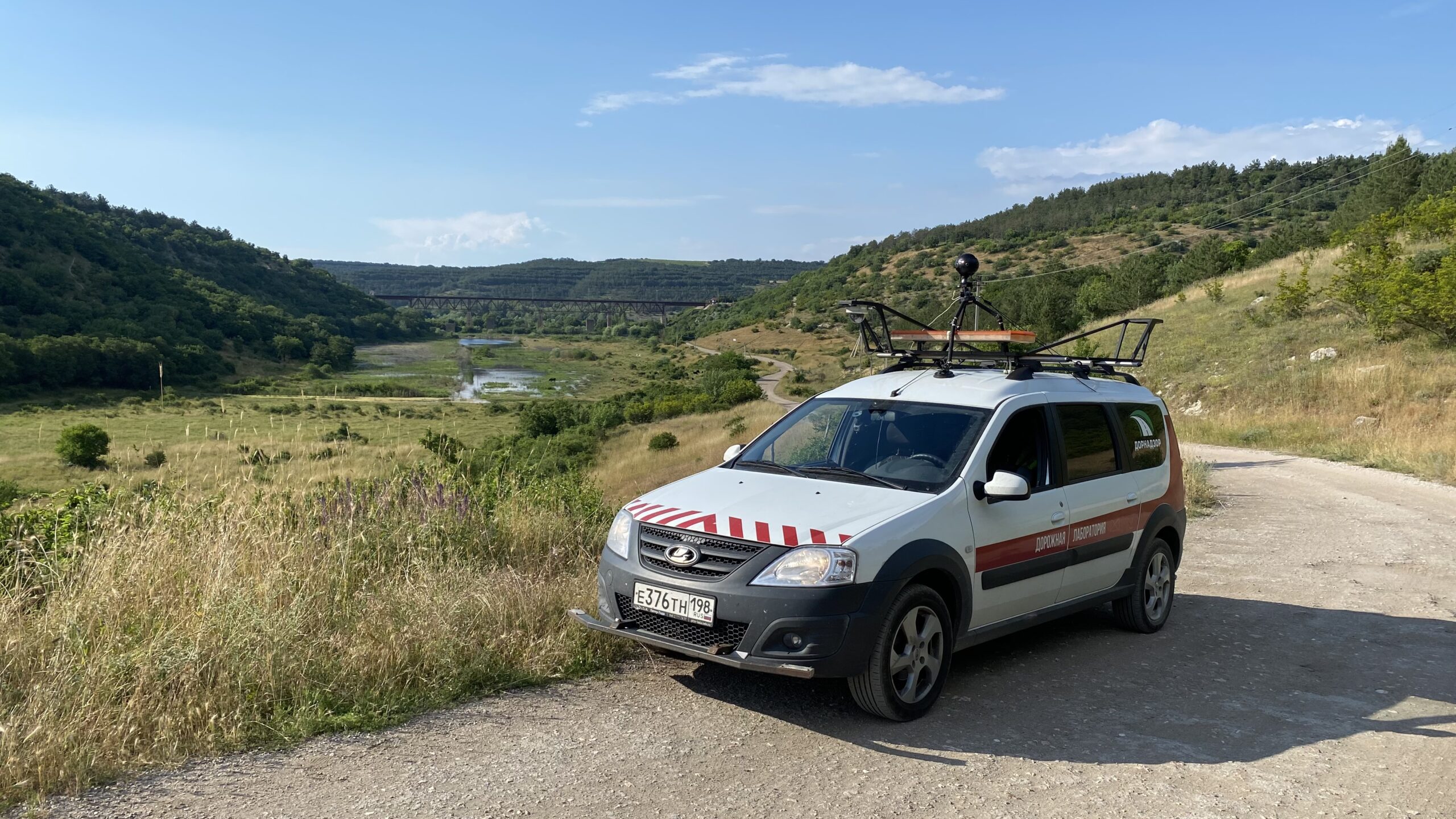 Панорамная съемка автомобильной дороги