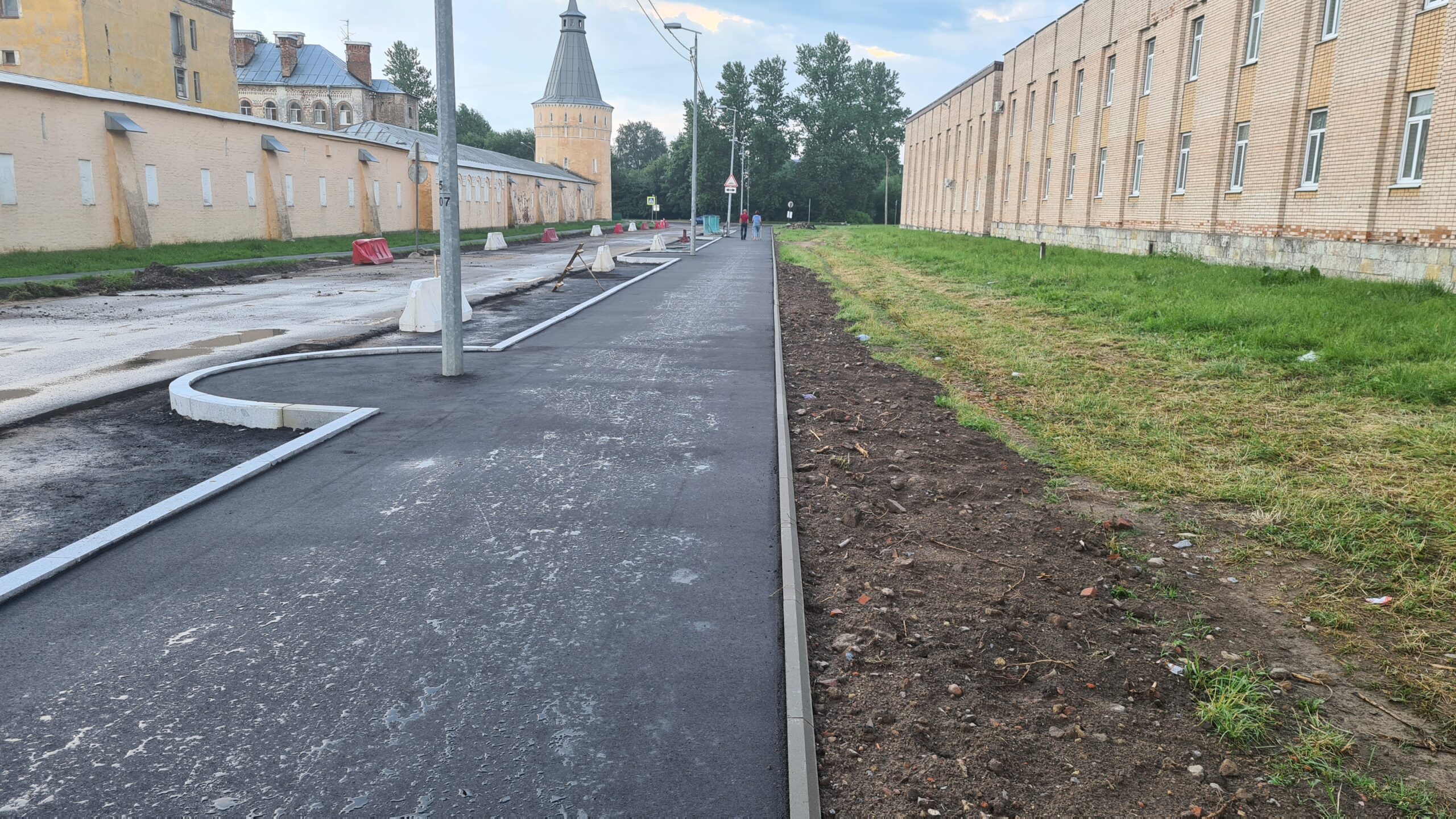 Пример благоустроенного тротуара и уличного пространства